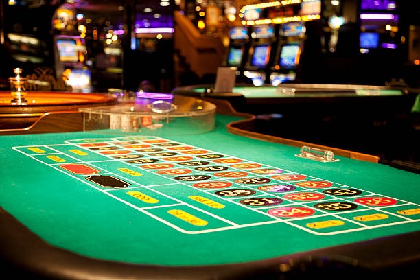 Multiple players at a Mega Wheel table on koi5000 during evening hours